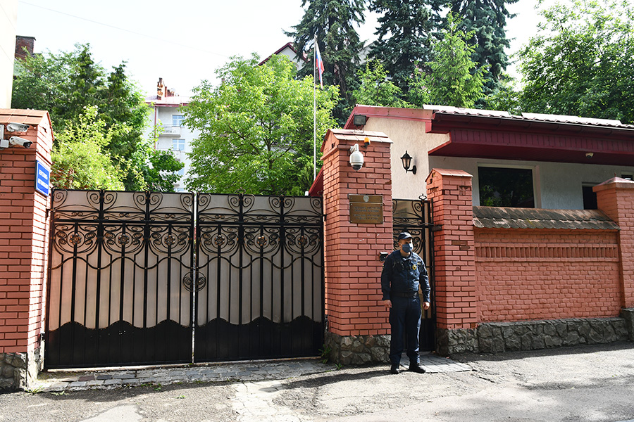 Стало відомо, хто кинув "коктейль Молотова" у генконсульство РФ у Львові