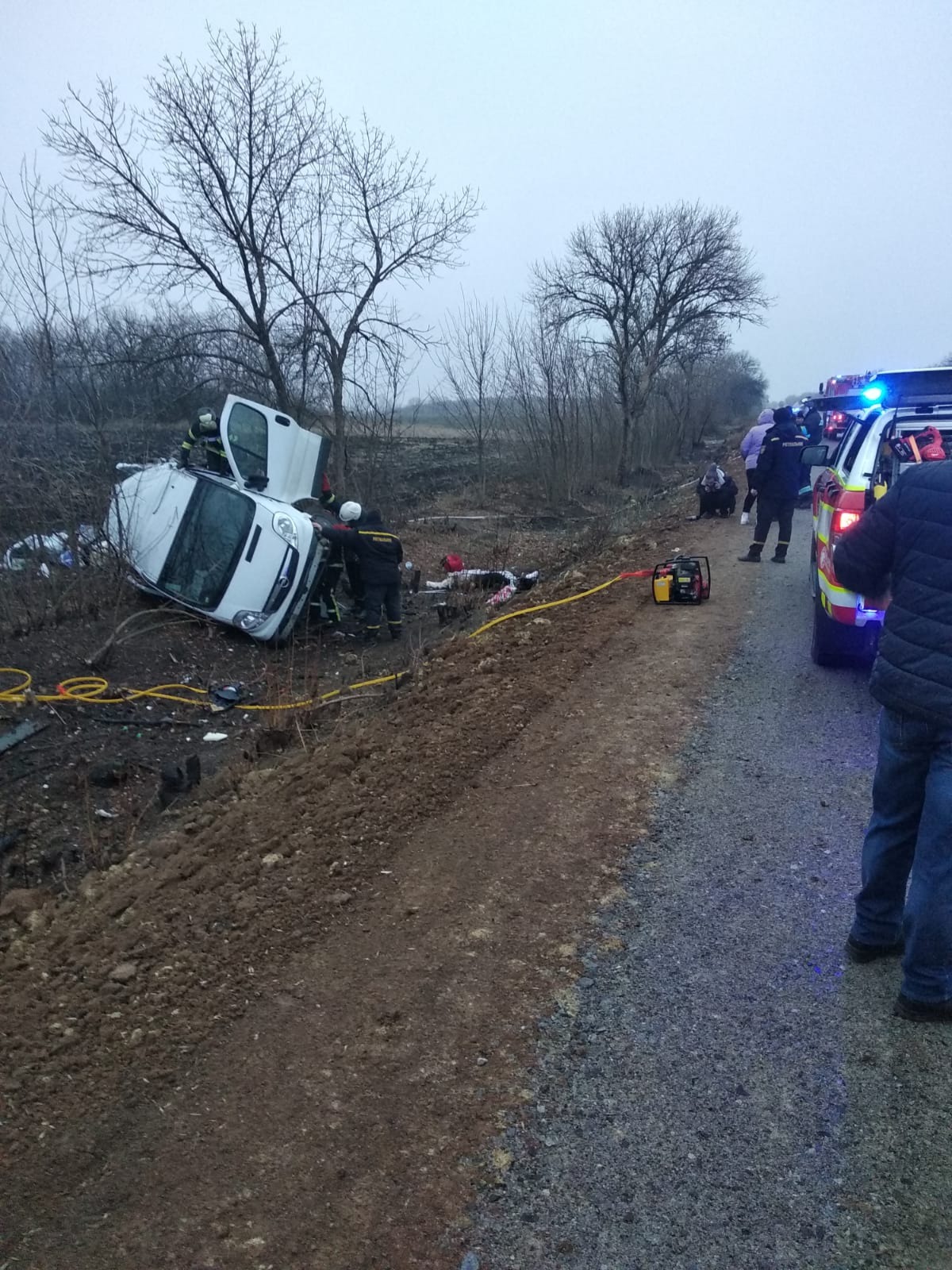 Пасажирський мікроавтобус злетів з дороги та перекинувся через ожеледицю: є загиблий та постраждалі (фото)