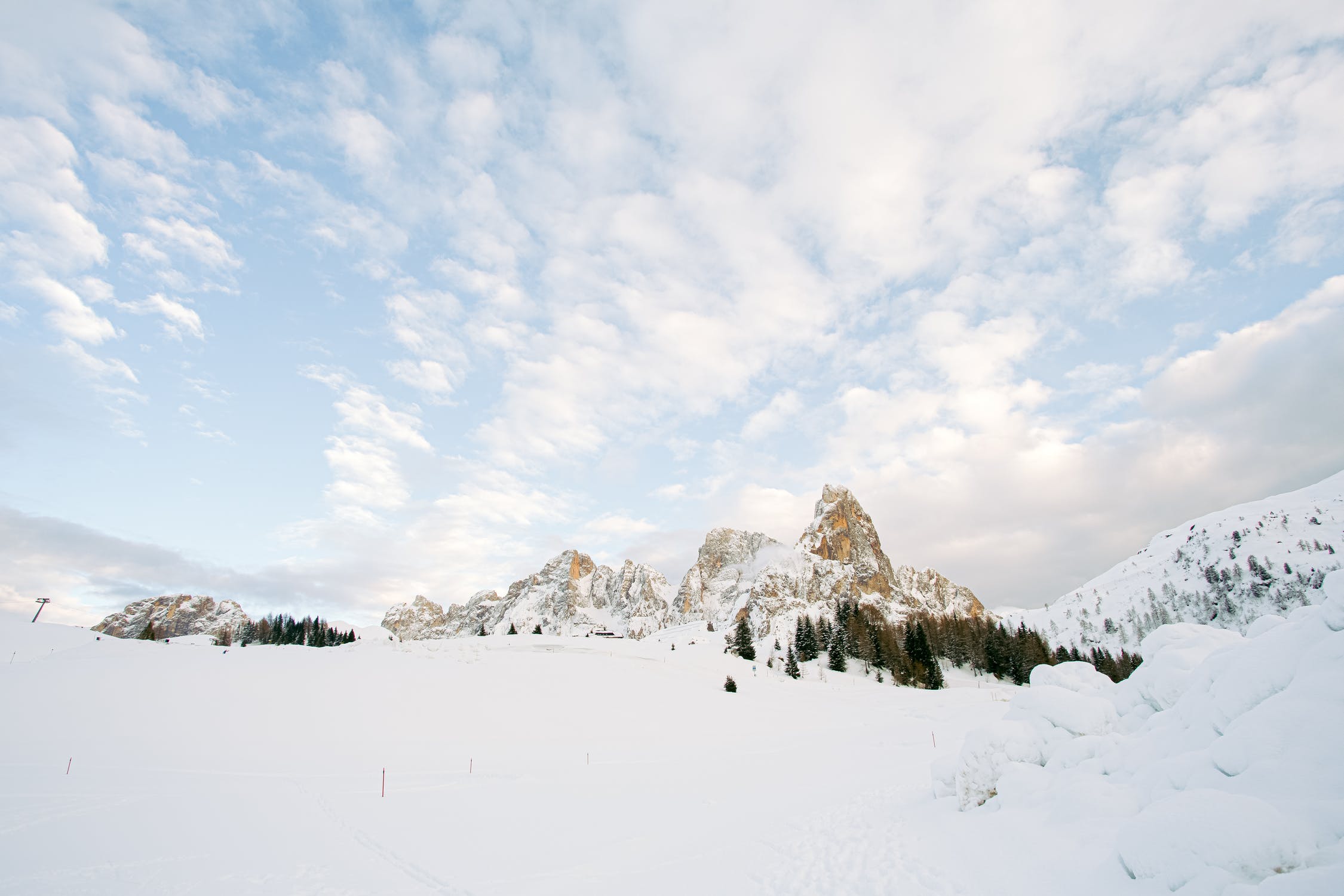 Рятувальники ДСНС встановили нові знаки на крутих схилах Карпатах