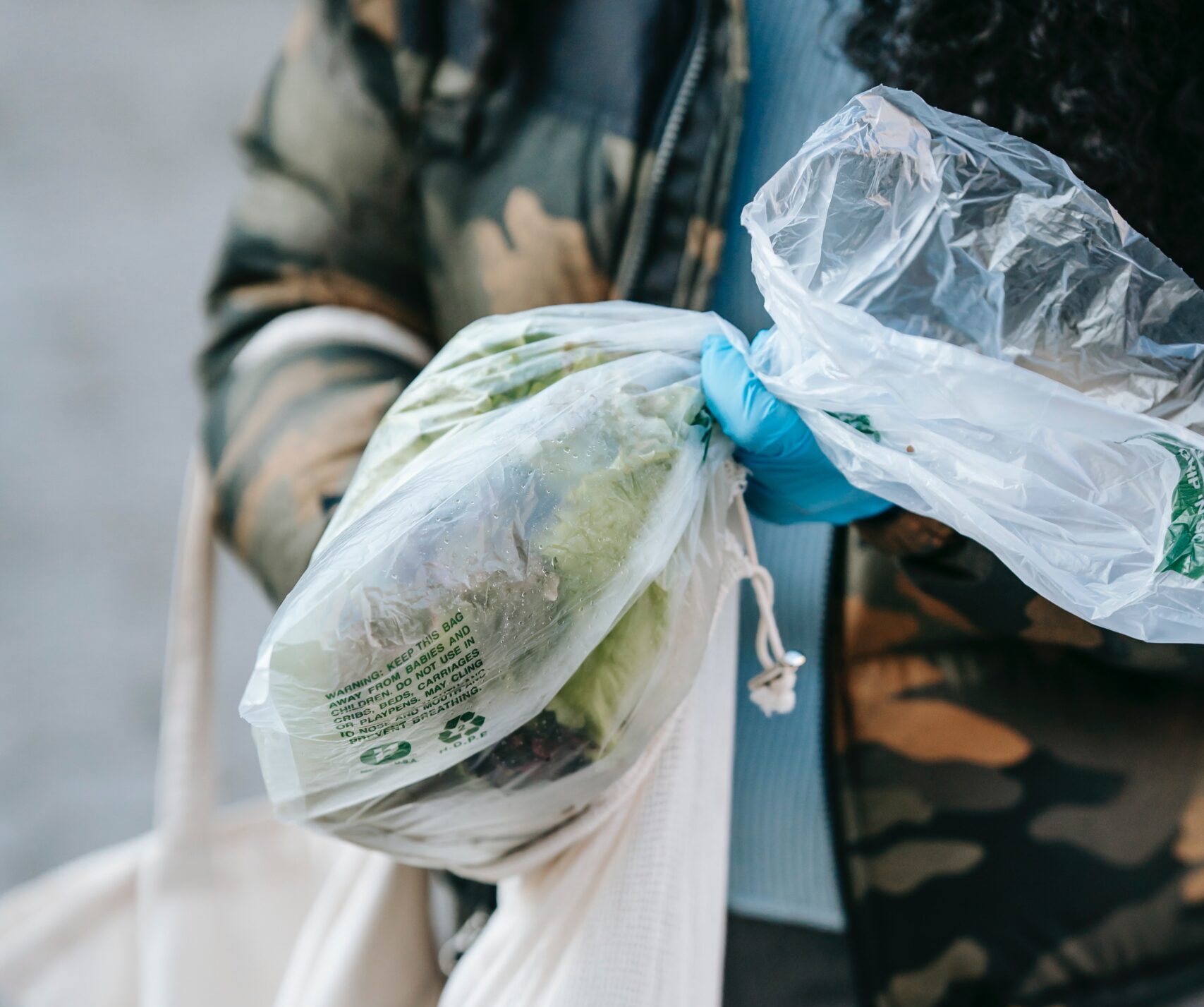 В Україні із супермаркетів та магазинів зникнуть безплатні пластикові пакети