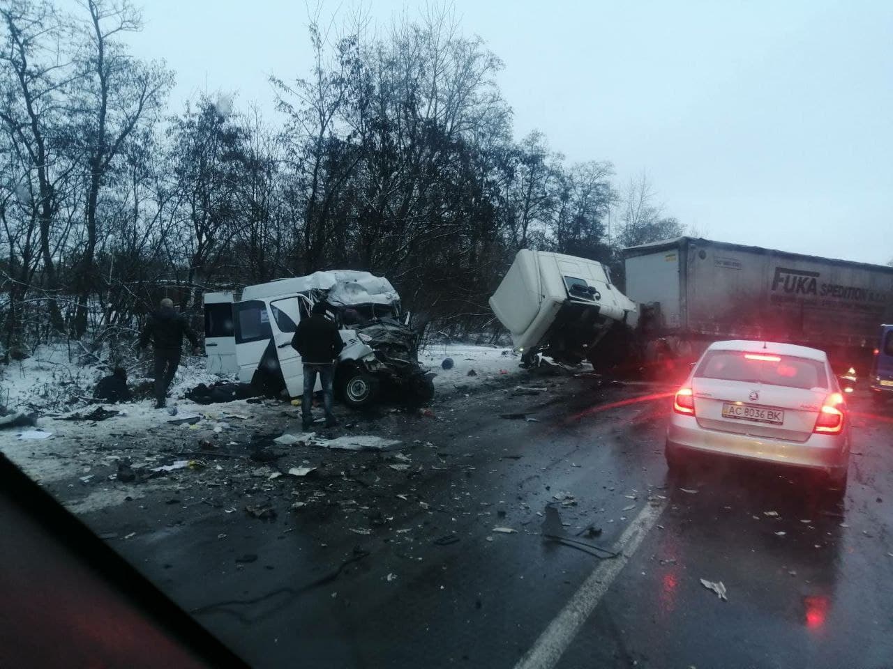 Вантажівка та мікроавтобус зіткнулися на Чернігівщині: 11 жертв та 8 травмованих (оновлено)