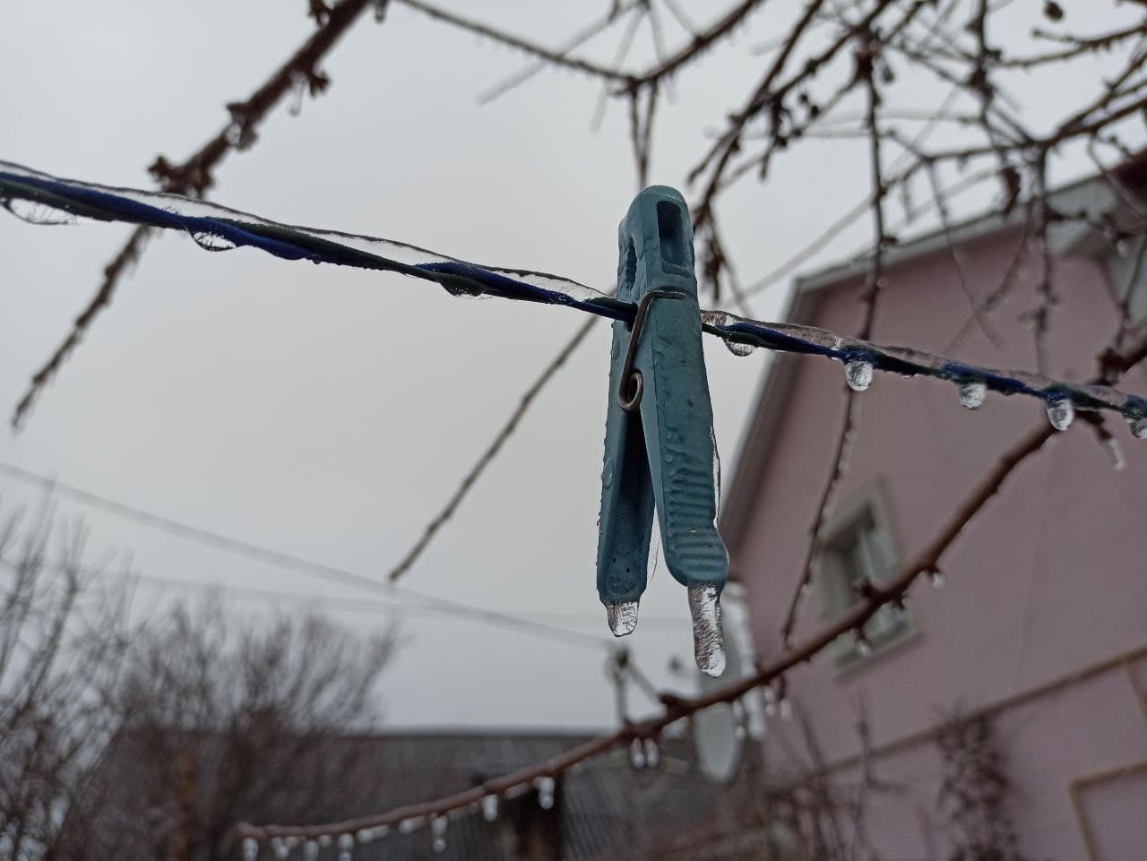 Значне потепління та дощі: синоптики про погоду 4 січня