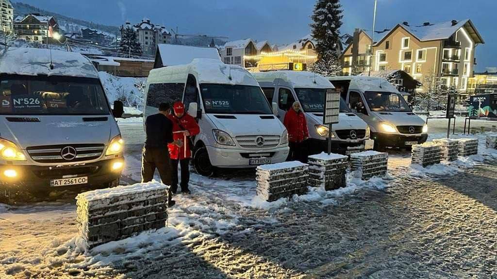 Укрзализныця запустила автобусные шаттлы в Буковель - фото