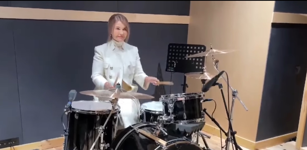 Тимошенко в белом костюме сыграла на барабанах - видео