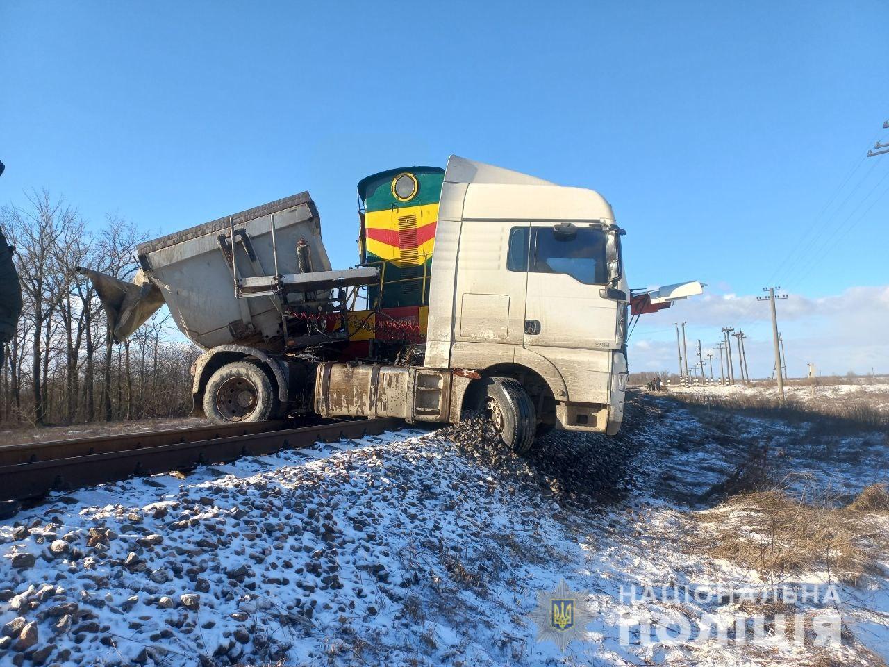 В Николаевской области локомотив протаранил грузовик MAN (фото)