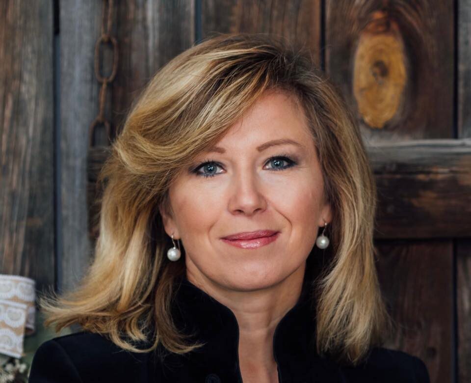 Жена посла назвала каски из Германии для Киева "секонд-хендом"