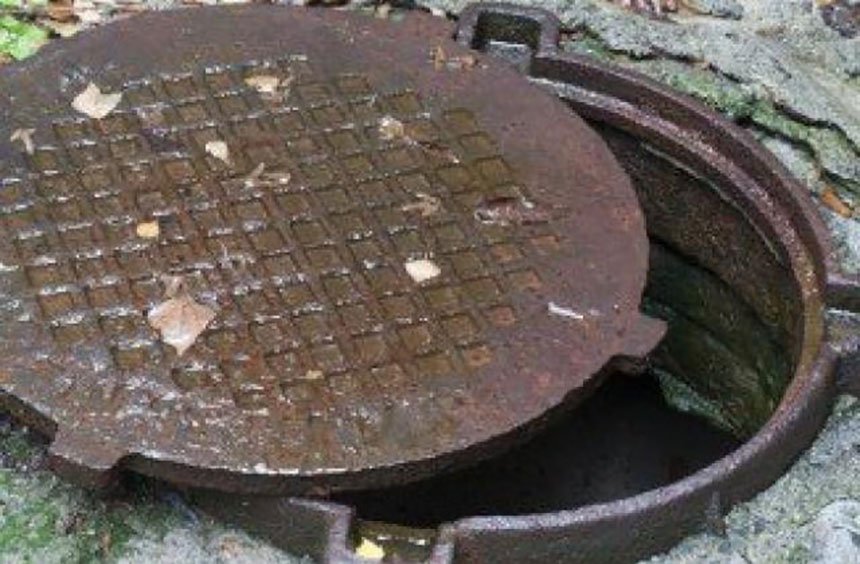 У центрі Дніпра чоловік вийшов з таксі і впав у триметровий люк - фото