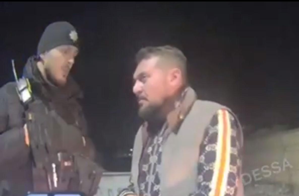 Ругался и отказывался пройти тест на алкоголь: в Черновцах на "Мерседесе" за 200 тысяч евро остановили чиновника одесской полиции (видео)