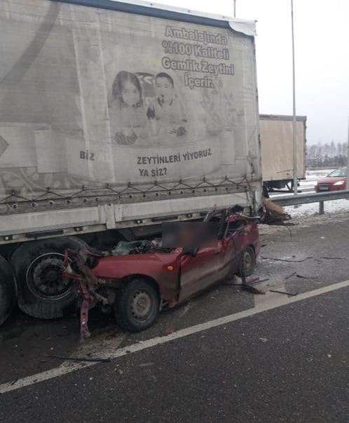 Під Києвом легковик влетів під фуру: загинуло чотири людини (фото)