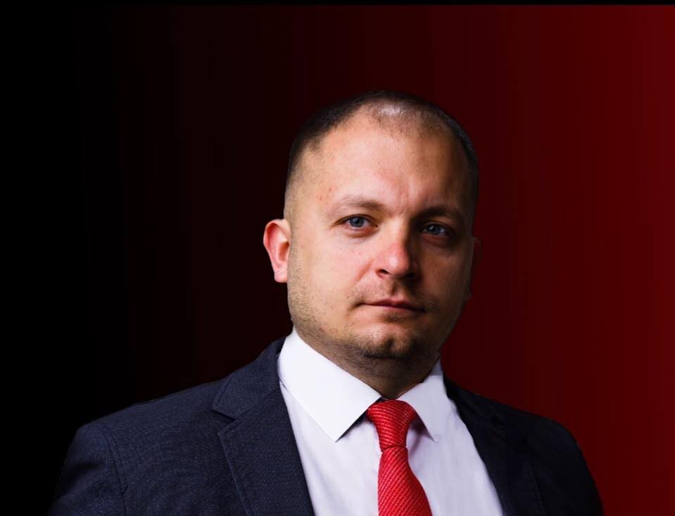 Мэру Конотопа Семенихину вручили подозрение за то, что вылил грязную воду на "слугу" Качура