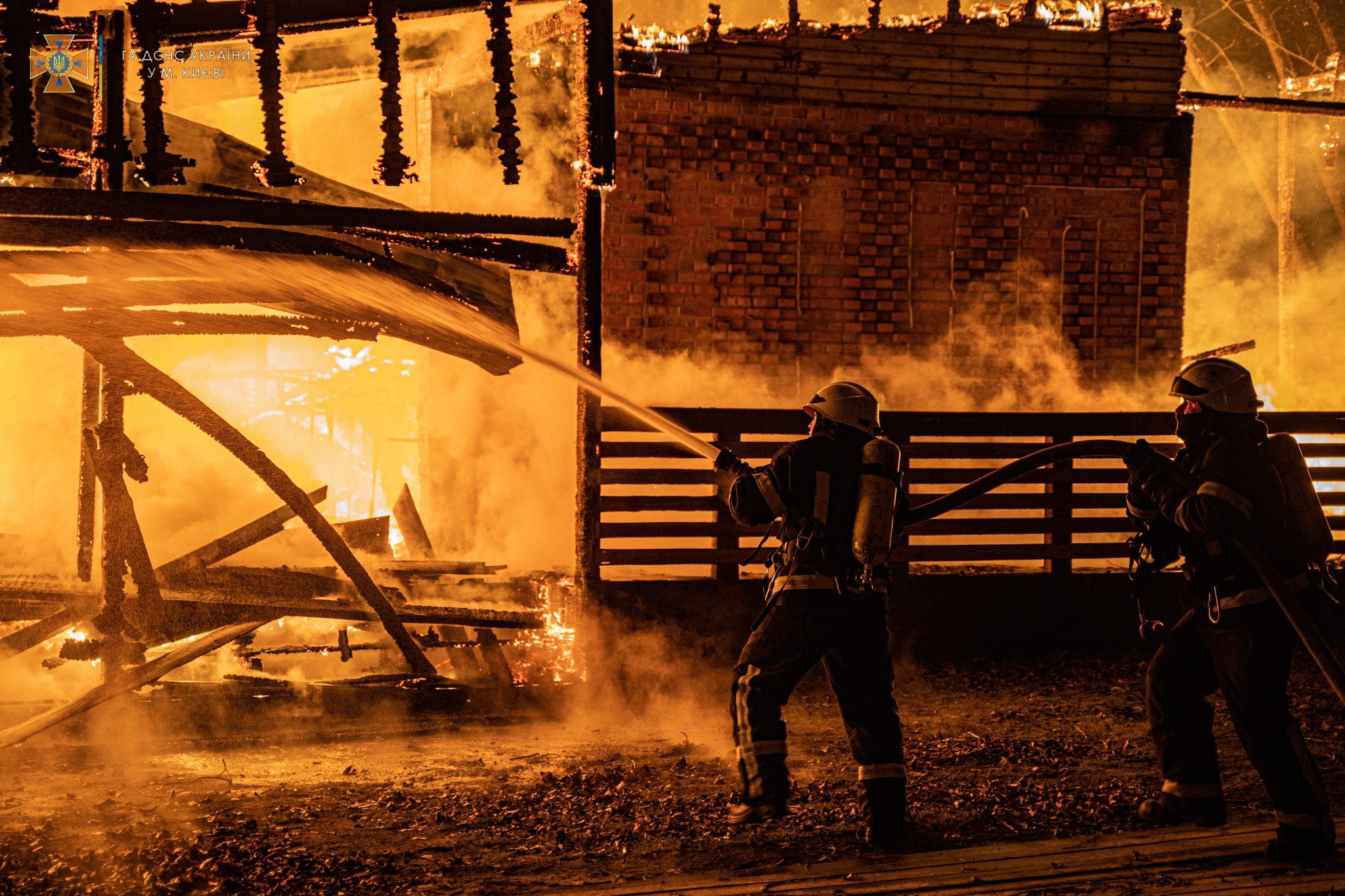 Розважальний комплекс горів вночі на Трухановому острові в Києві - відео