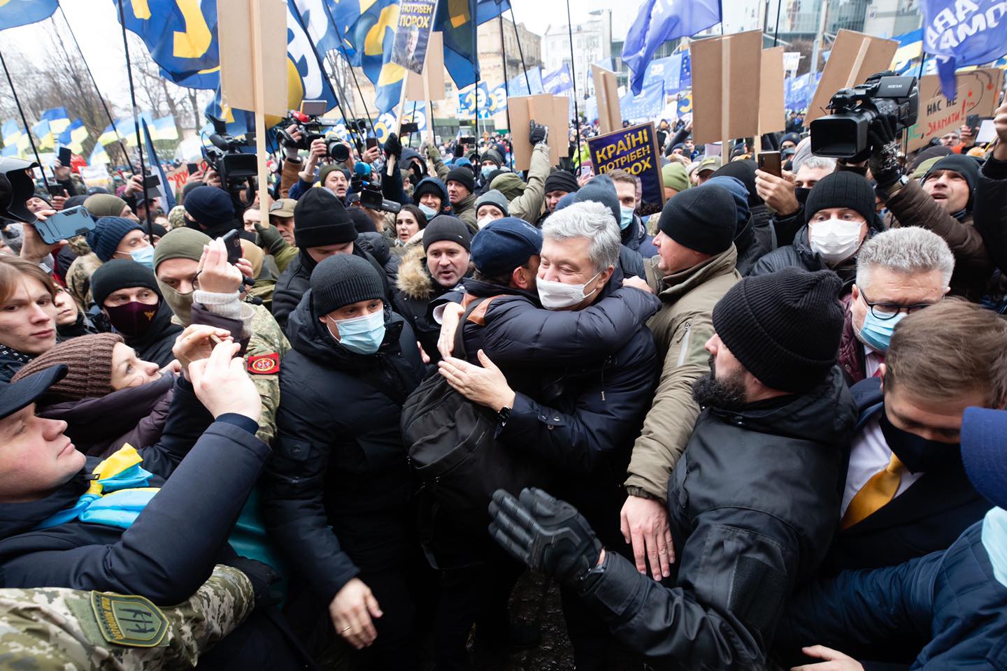 Порошенка відпустили під особисте зобов'язання у справі про держзраду