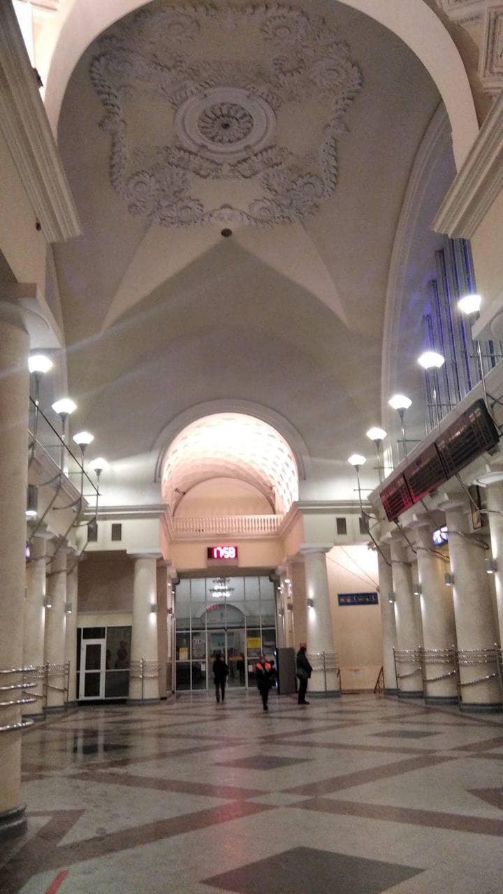 Падение люстры на вокзале в Днепре / Фото: Цензор.НЕТ
