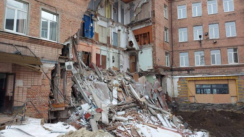 Стена четырехэтажного дома упала в Харькове на тротуар - фото