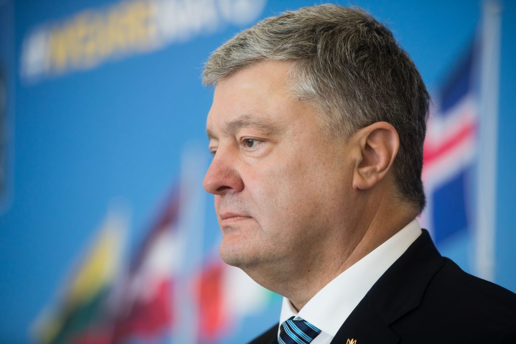 Міжнародний інвестиційний банк може втратити ліцензію на торгівлю цінними паперами через санкції проти Петра Порошенка