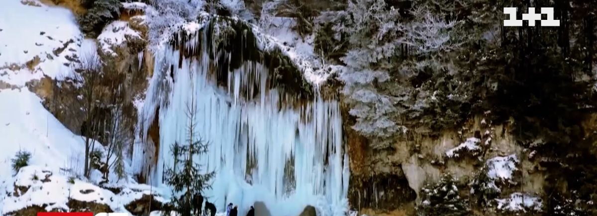 Туристи масово їдуть до Румунії, аби помилуватися замерзлими водоспадами (відео)