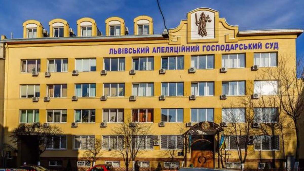 Заліз на другий поверх, відкрив сейф і виніс більше ста тисяч доларів: у Львові серед ночі обікрали апеляційний суд