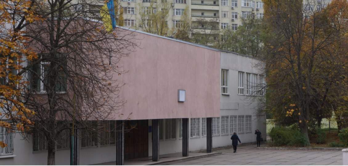 В столичной школе уборщица подралась с поварами из-за котлет, а на директора напали с вилкой