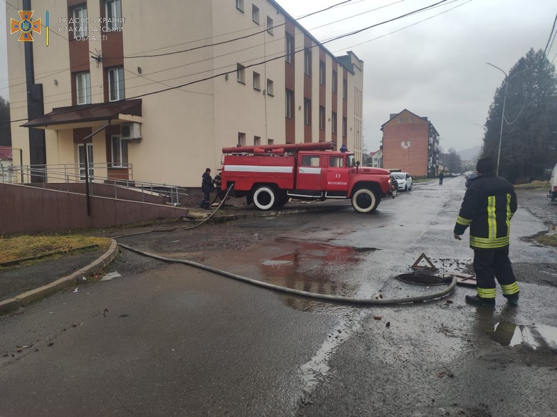 Велика вода на Закарпатті: затопило будинки, двори та підвали шкіл