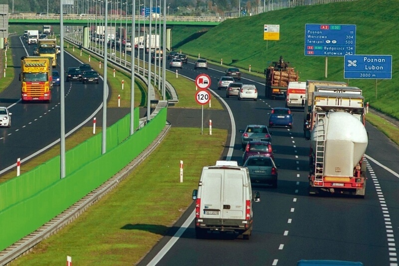 В Польше украинец повесился на металлической перекладине для дорожных знаков