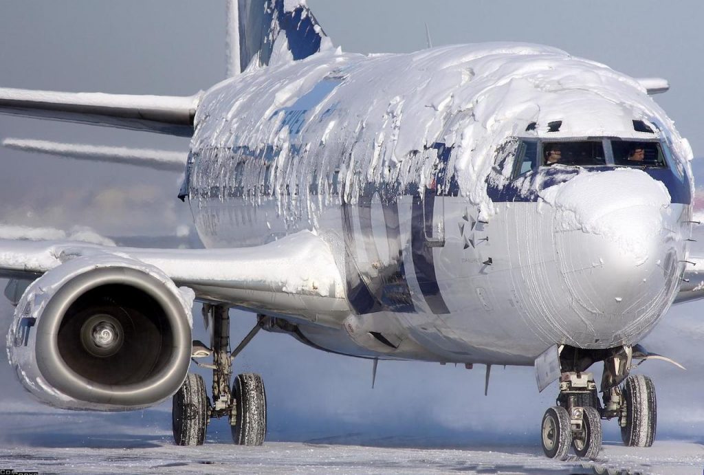 Замерз літак: у Борисполі застрягли майже 500 туристів, які прямували до Домінікани