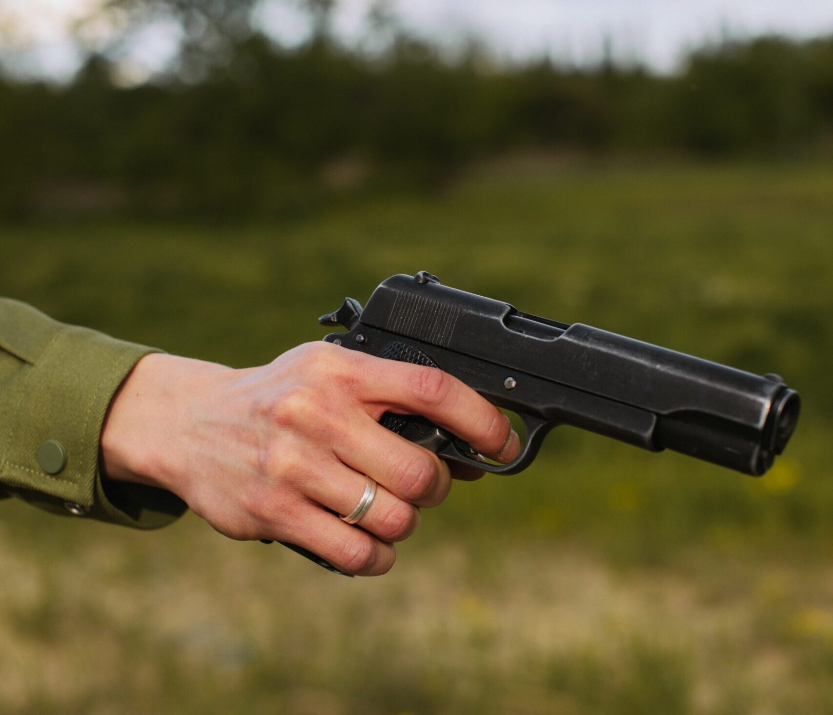 Кабмін унормував застосування вогнепальної зброї цивільними під час війни