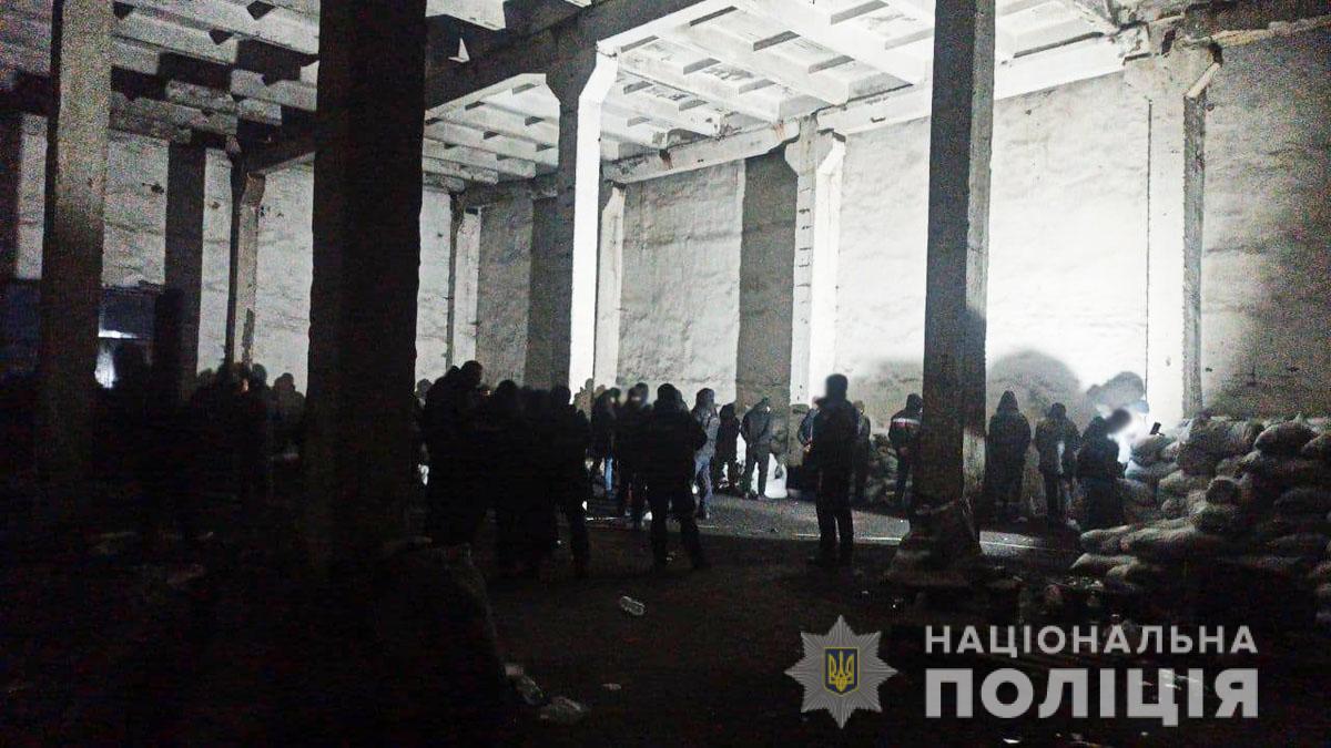 Тягли вугілля з потяга: на Донеччині одночасно затримали 29 крадіїв палива (фото, відео)