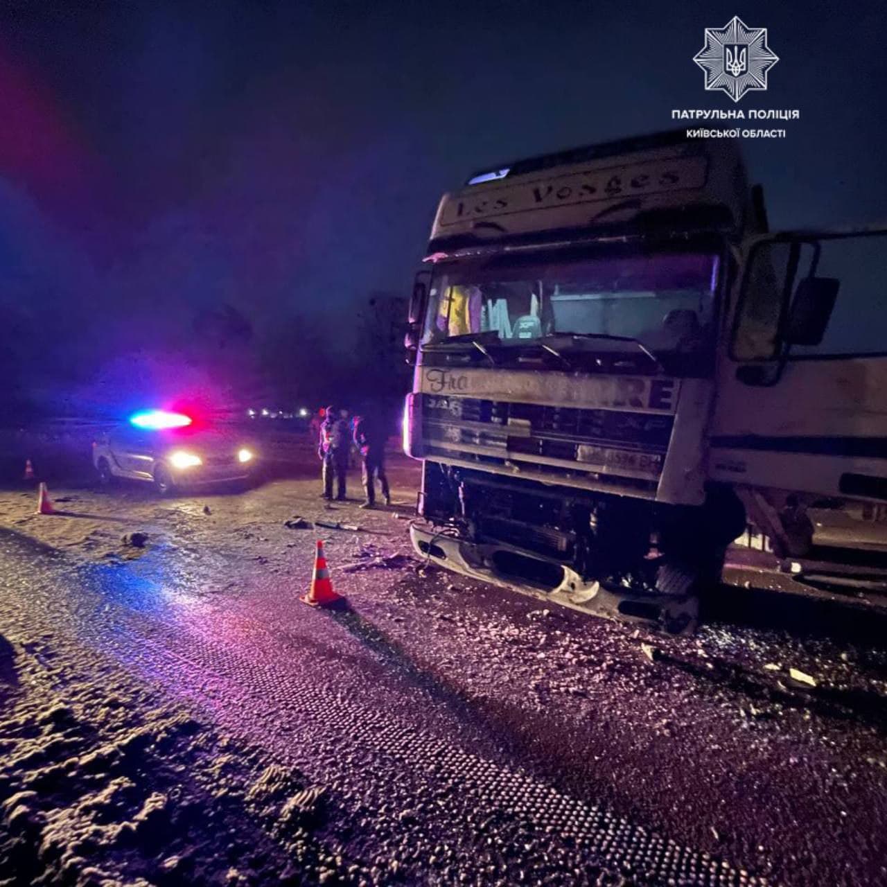 ДТП на трассе Киев-Харьков: фура перекрыла дорогу - фото