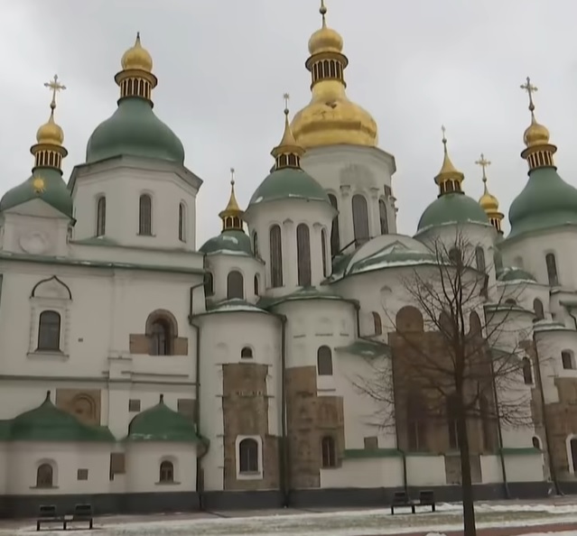 Сильный ветер в Киеве снес крест с купола Софийского собора - видео