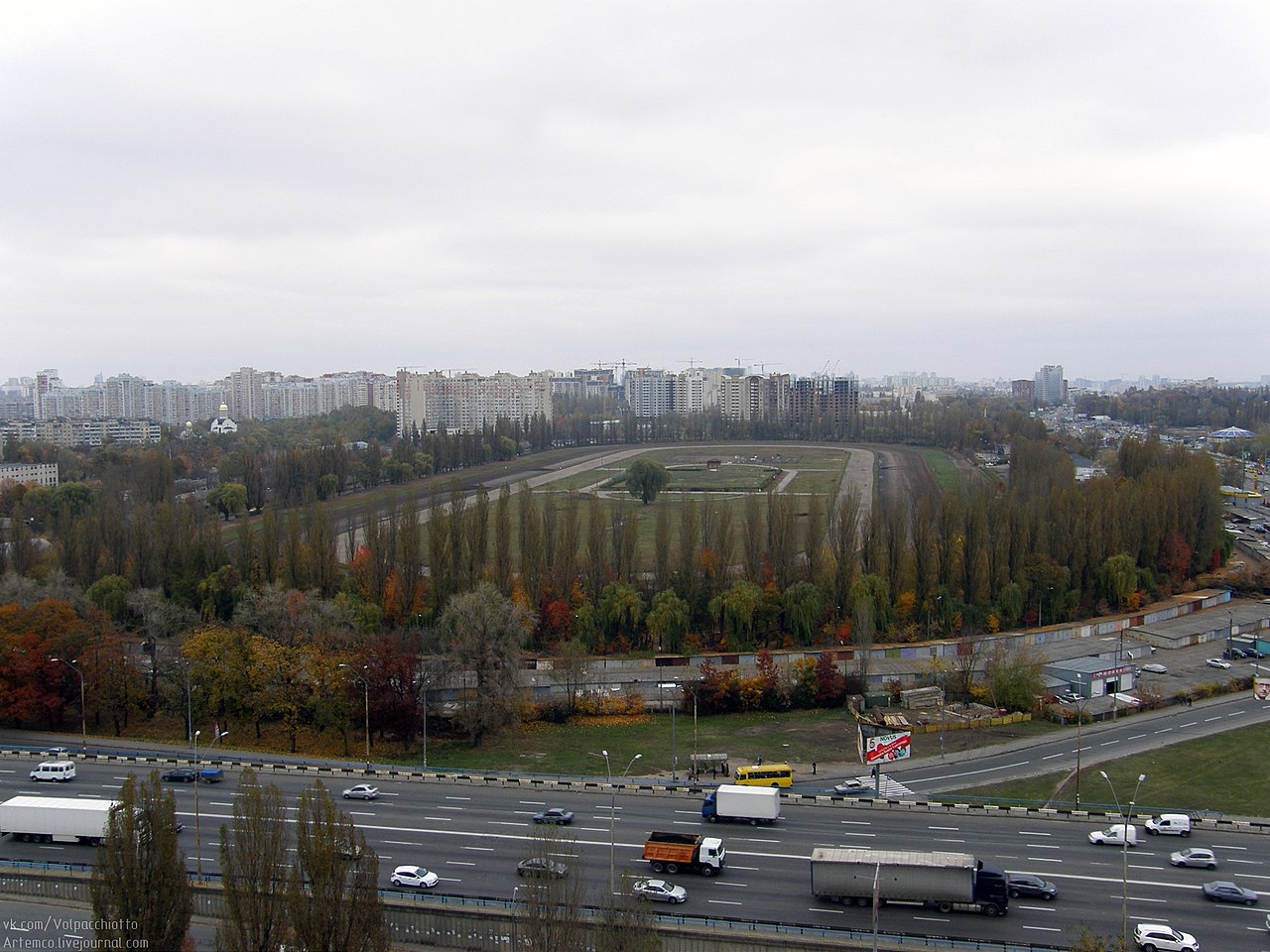 Величезний фонтан окропу на кілька метрів у висоту б'є посеред Києва (відео)