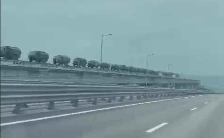 Танки, БТРы и Росгвардия: РФ стягивает в Крым военную технику и солдат (видео)