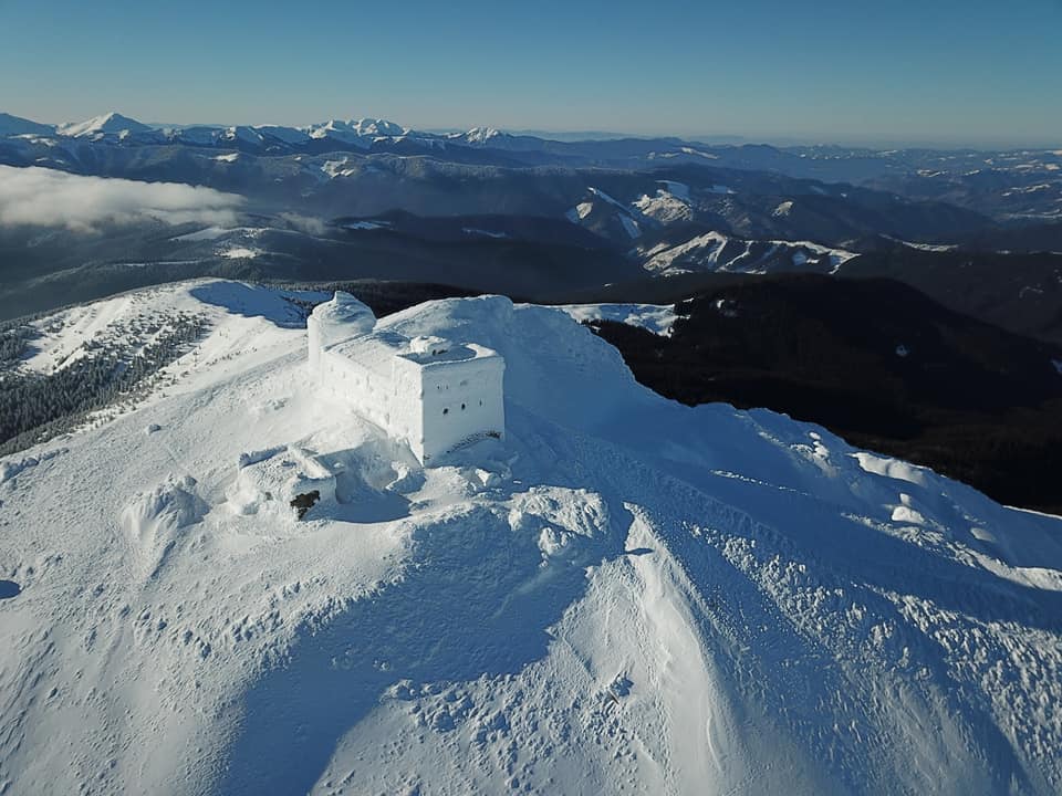 Негода у Карпатах: рятувальники відкопують від снігу пост на горі Піп Іван (відео)