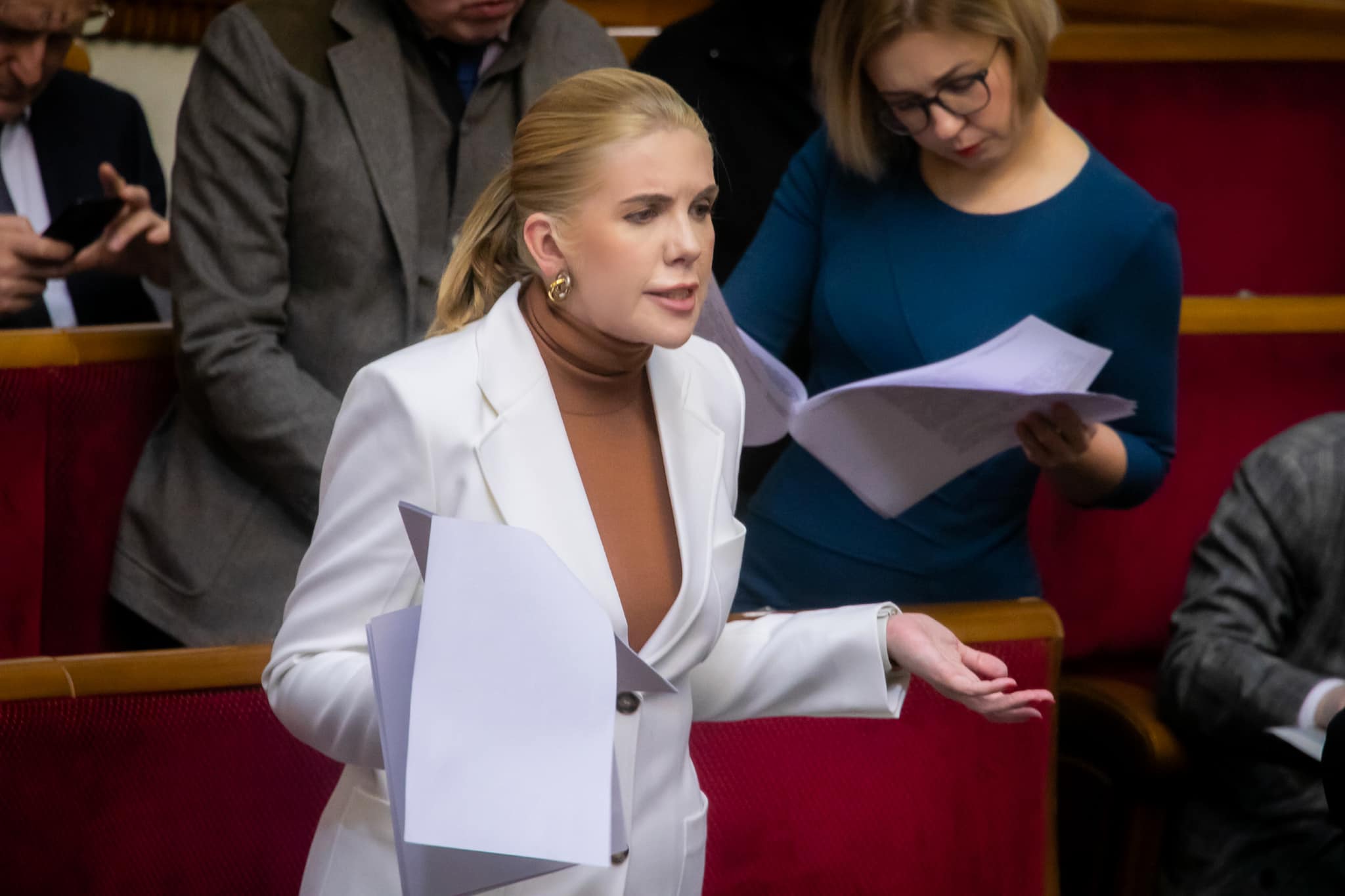 В пальто за 50 тысяч: Кира Рудик пришла на допрос в ГБР - видео