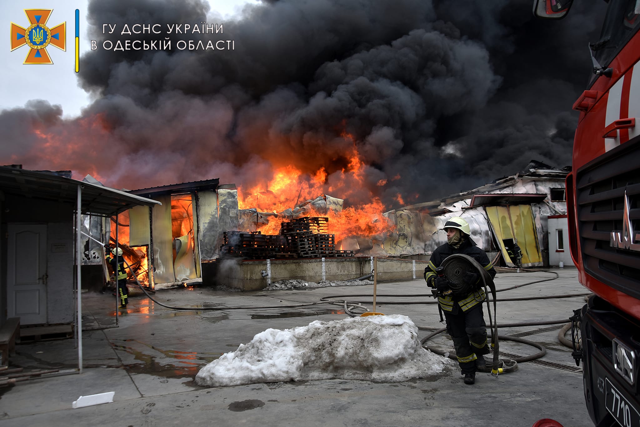 Масштабна пожежа в Одесі: понад 30 рятувальників гасили склади - фото