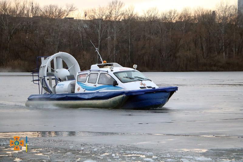 У Дніпрі четверо людей провалилися під кригу, рятуючи рибалку з води