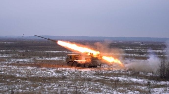 Українські захисники за допомогою РСЗВ "Ураган" знищили колону російських окупантів