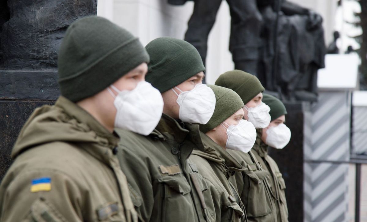 Рада приняла введение чрезвычайного положения по всей Украине