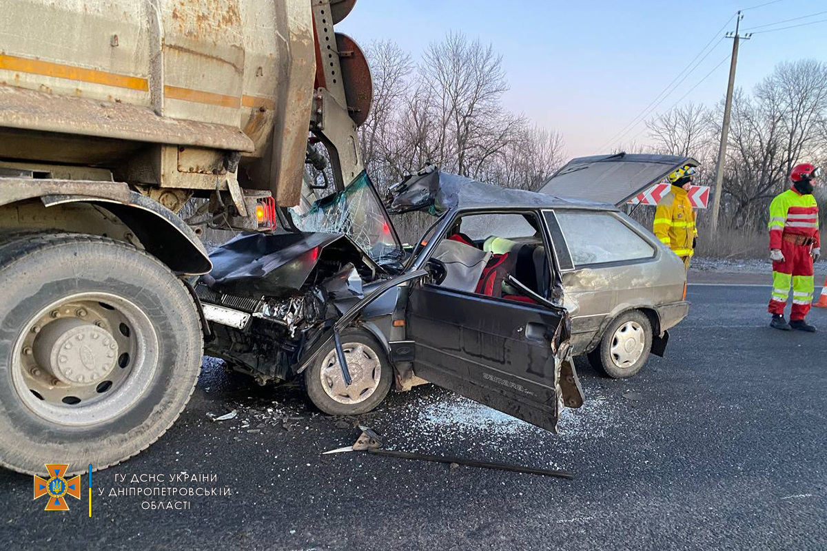 На Дніпропетровщині у ДТП за участі вантажівки та легковика загинула людина