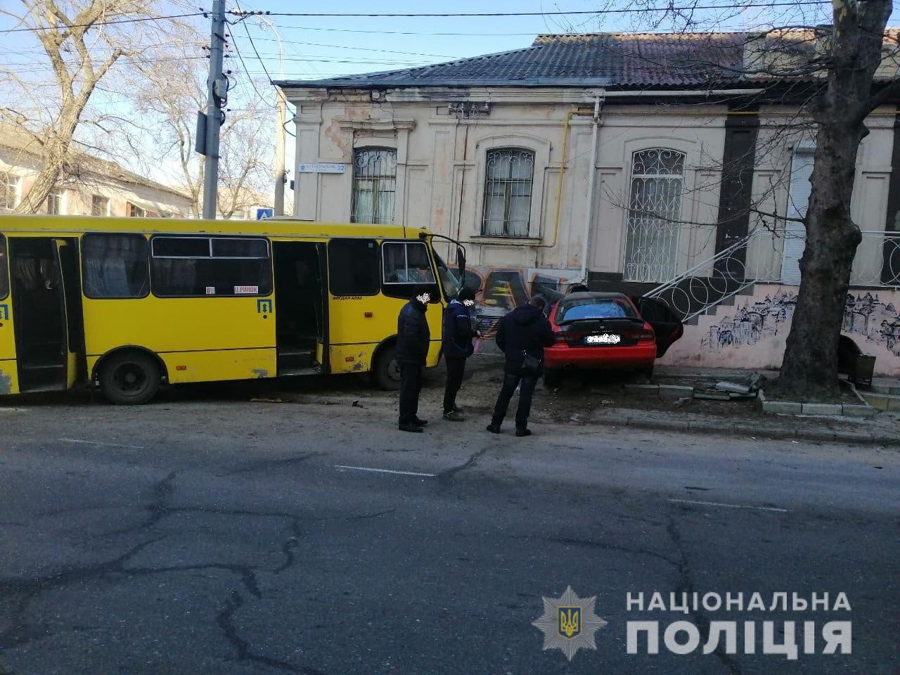 В Херсоне пассажирский автобус врезался в легковушку: троих человек госпитализировали (фото)