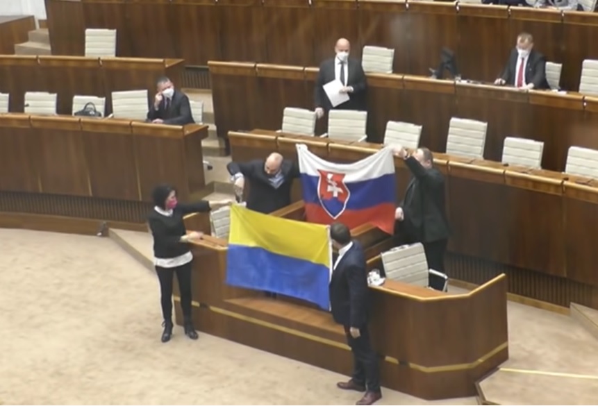 Депутат в Словакии осквернил украинский флаг: реакция МИД