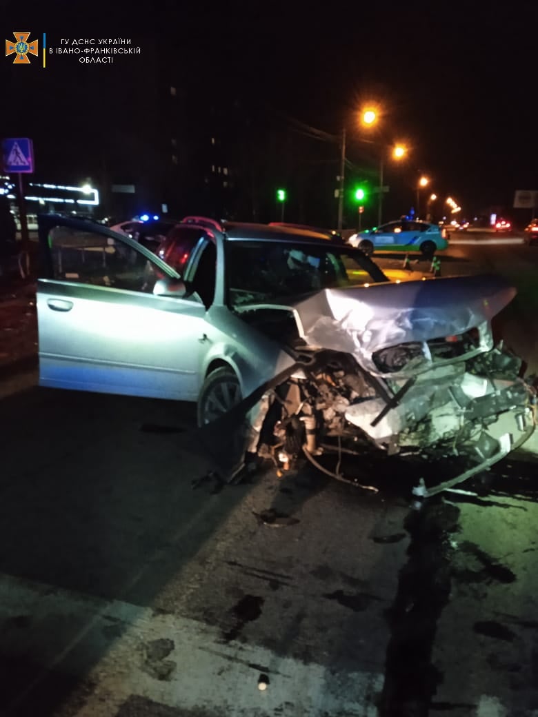 У ДТП на Прикарпатті постраждали четверо людей - фото