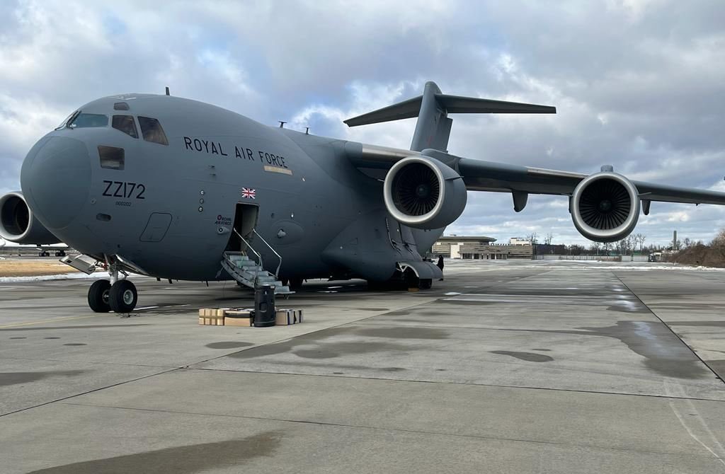 Украина получила военные товары и технику от Великобритании - фото