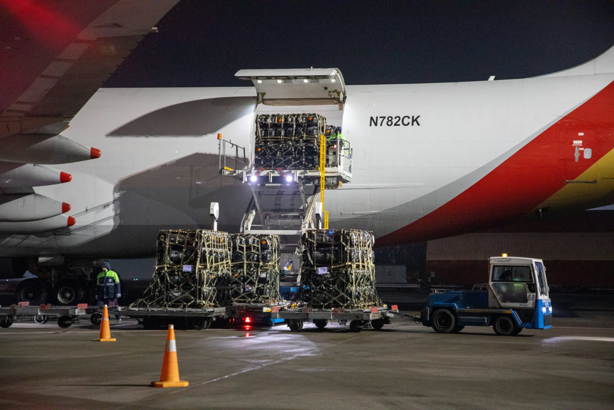 Более 130 тонн: еще два самолета от США с "Джавелинами" и амуницией прибыли в Украину (фото)