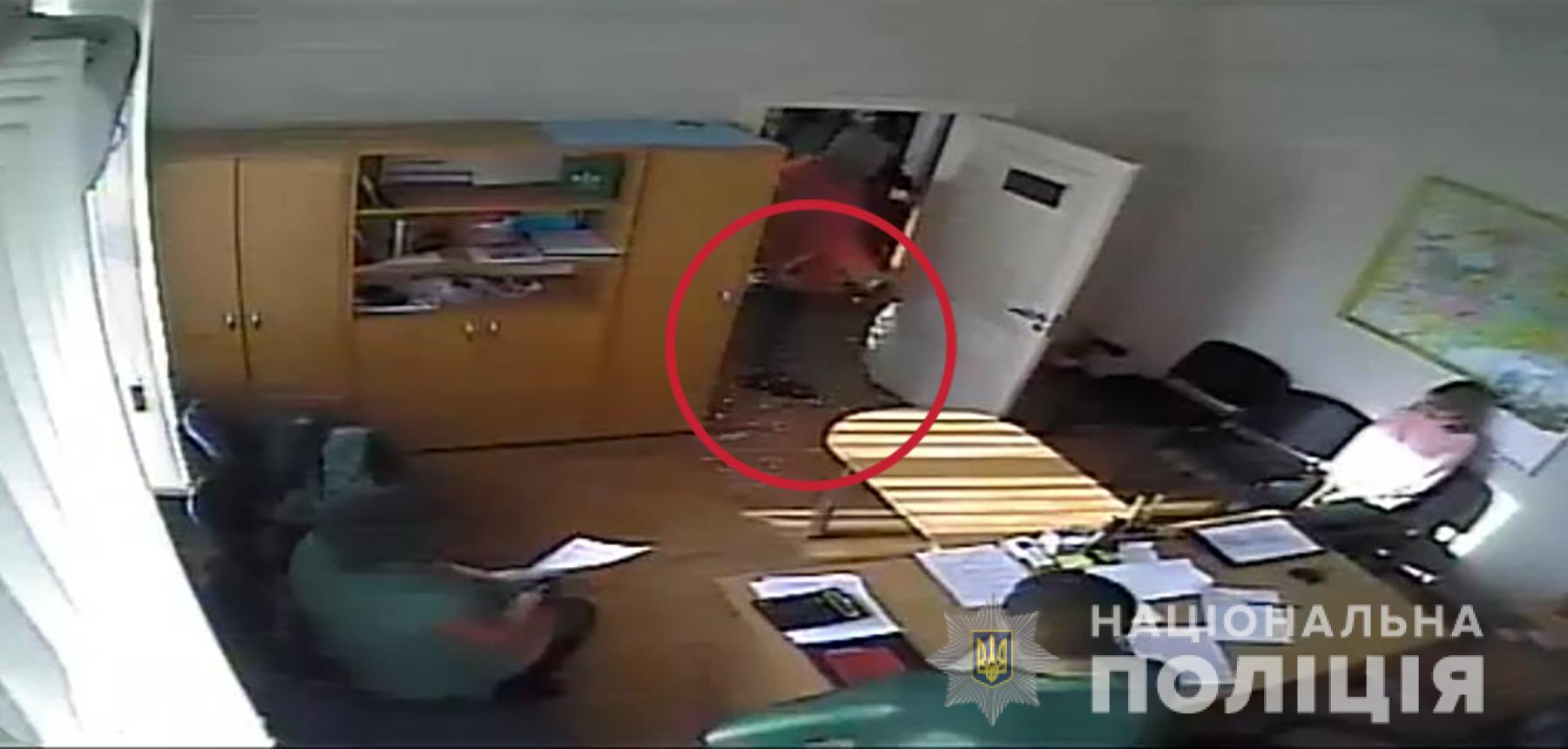 На Запоріжжі хуліган увірвався на нараду до заступника мера і облив його пивом