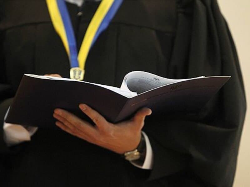 Один з "суддів Януковича" Артем Суховаров уник люстрації і продовжує заробляти по мільйону щорік