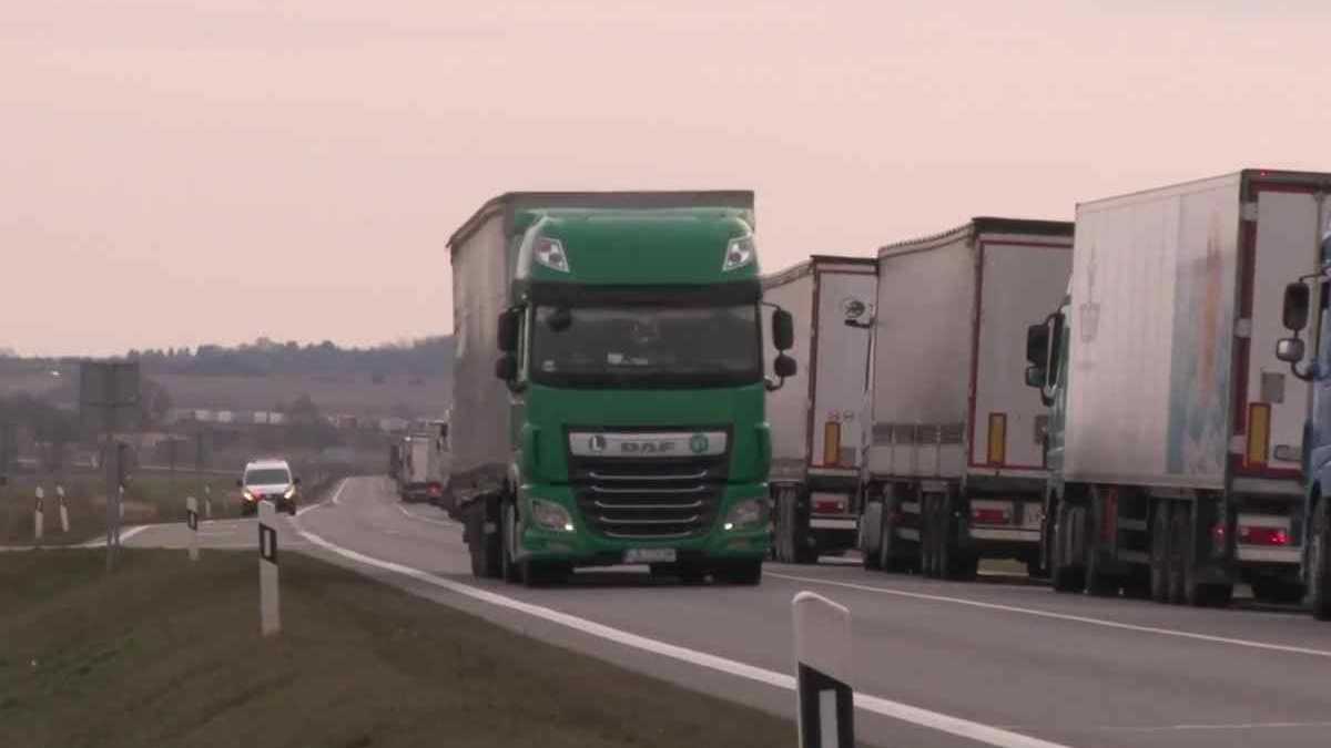 Украинцы переводят бизнес в западные регионы: за месяц перевезли около сотни предприятий