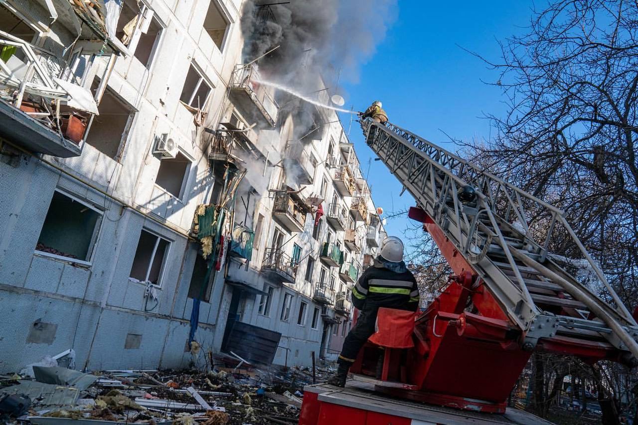 Російські окупанти обстріляли Київ: є травмовані