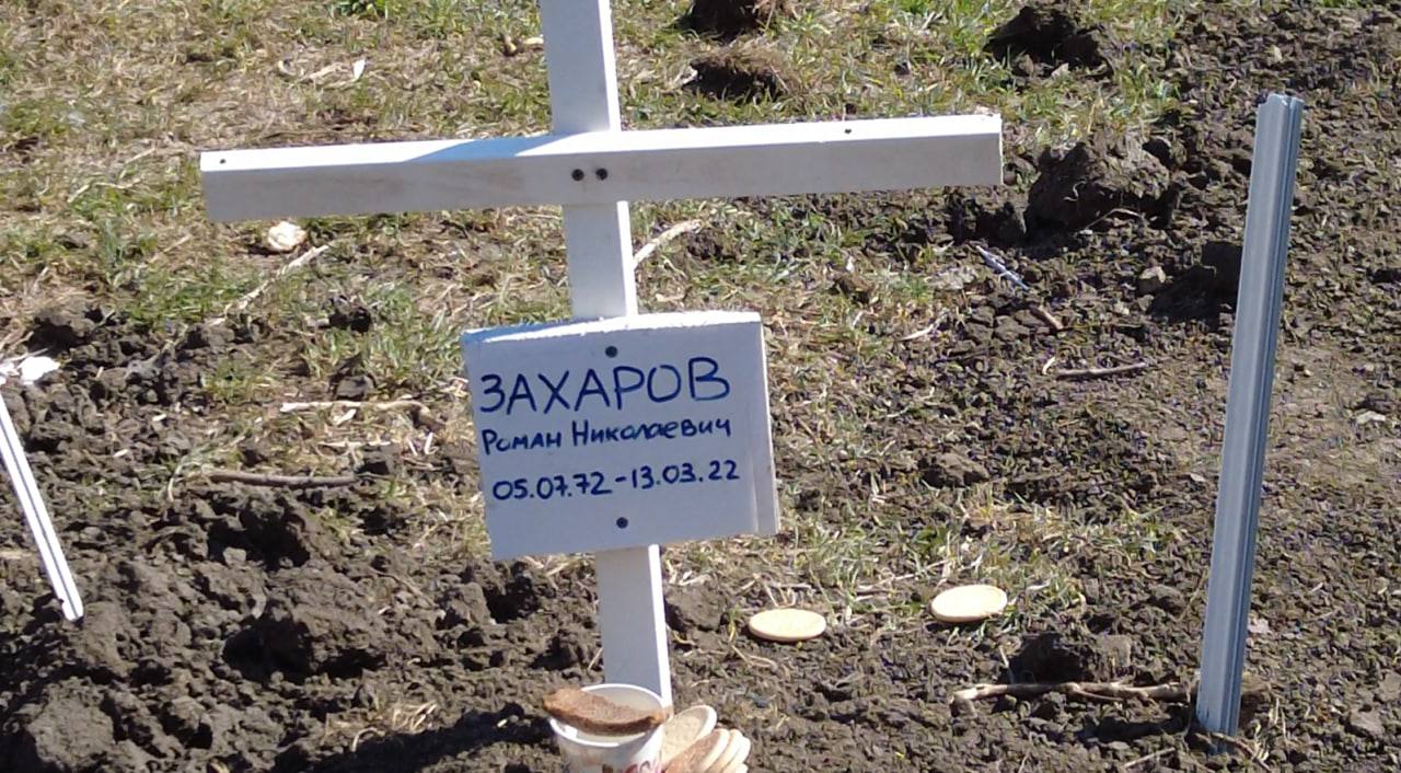 У Маріуполі загиблих внаслідок російських атак ховають просто у дворах багатоповерхівок / Фото: Telegram-канал "Типовий Донецьк",