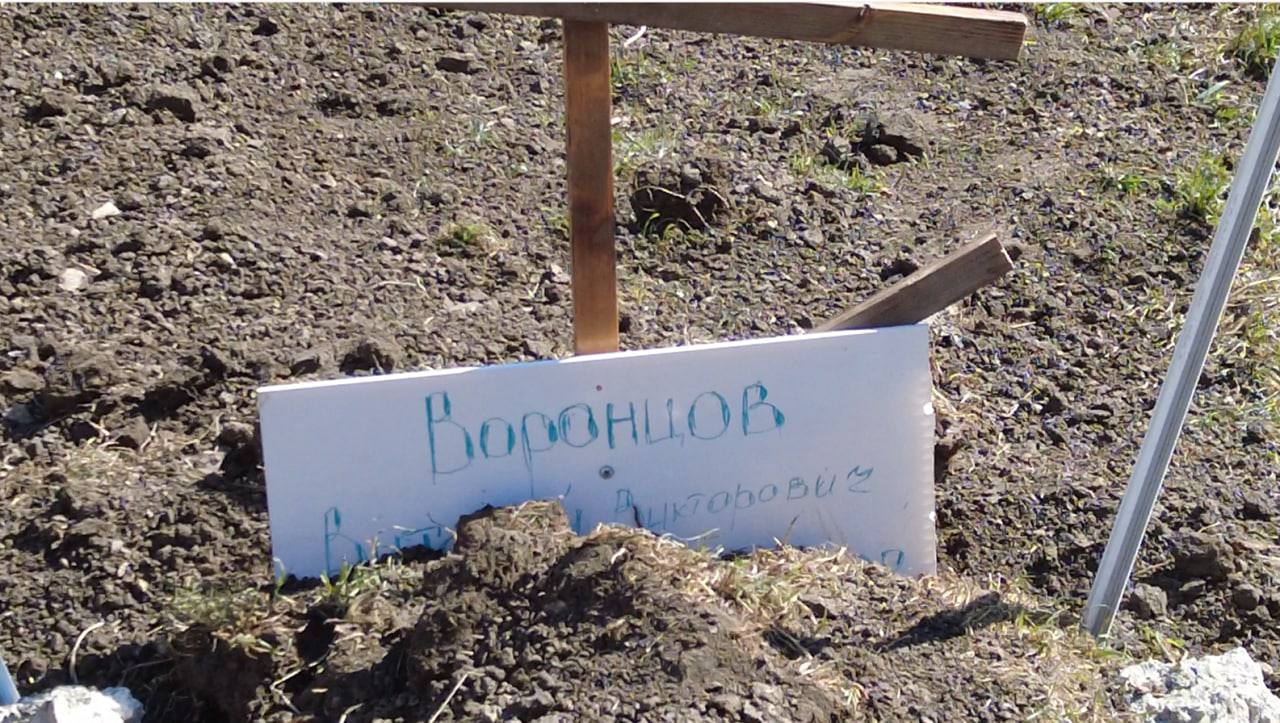 У Маріуполі загиблих внаслідок російських атак ховають просто у дворах багатоповерхівок / Фото: Telegram-канал "Типовий Донецьк",