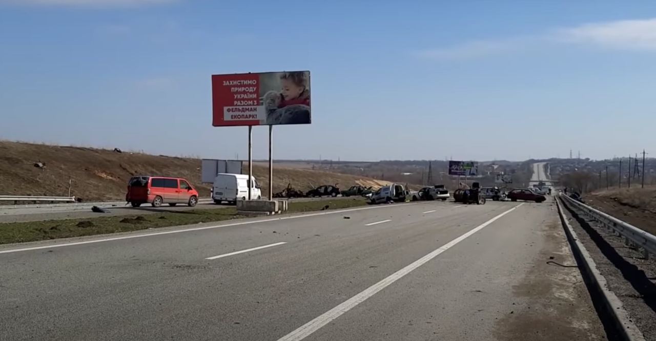 Рашисты расстреляли 20 гражданских авто возле села Мала Рогань под Харьковом / Скрин с видео